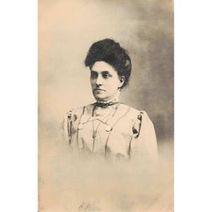 Postal fotográfica real (RPPC) Mujer "Effie" Retrato eduardiano c. 1910 Reverso dividido imagen 1