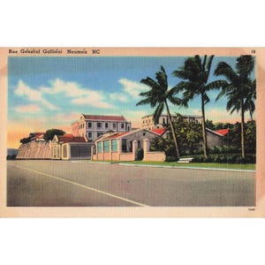 Cartão-postal vintage da década de 1940 da Rua General Gallieni, Nouméa, Carolina do Norte, com palmeiras e paisagem costeira. imagem 1