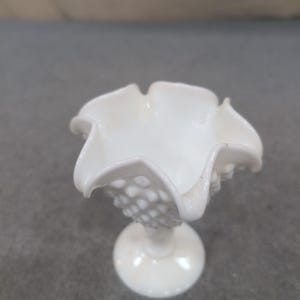 Fenton Milchglas Hobnail Ruffled Vase Spiral Twist Stem Weiß Mid Century Bild 2