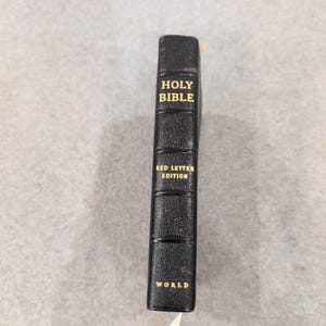 La Sacra Bibbia KJV della World Publishing Company, con lettere rosse e pronuncia automatica, in nero. immagine 2