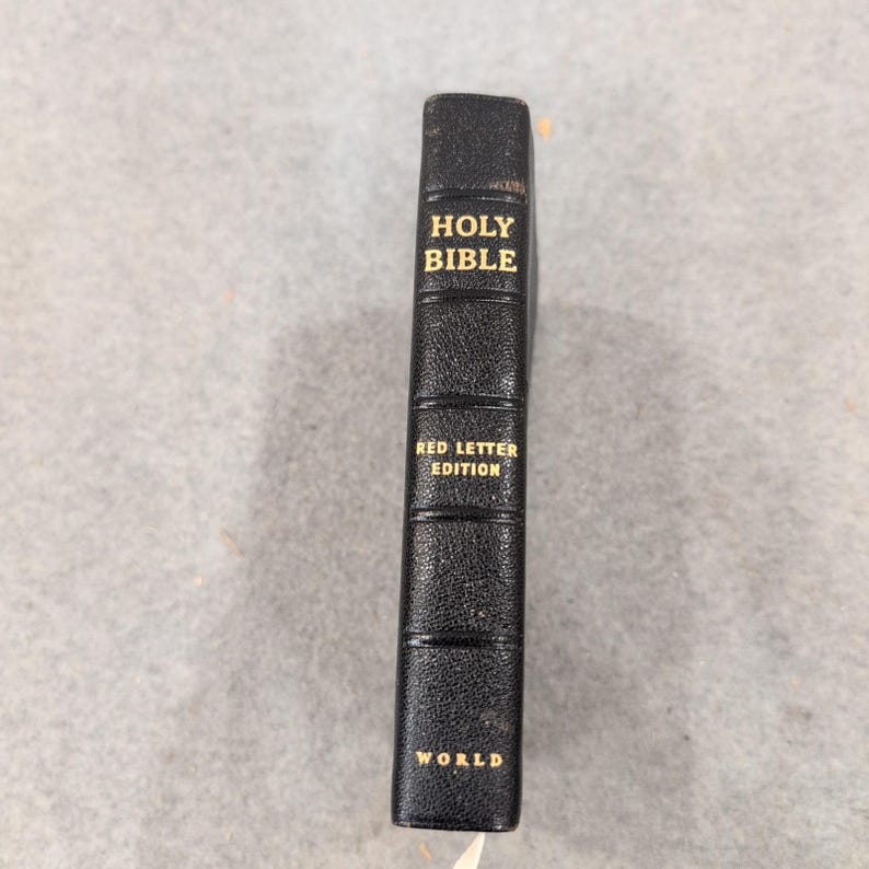 La Sacra Bibbia KJV della World Publishing Company, con lettere rosse e pronuncia automatica, in nero. immagine 2