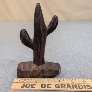 Statuetta vintage in legno di ferro intagliata a mano raffigurante un cactus saguaro, scultura di arte popolare del deserto. immagine 4