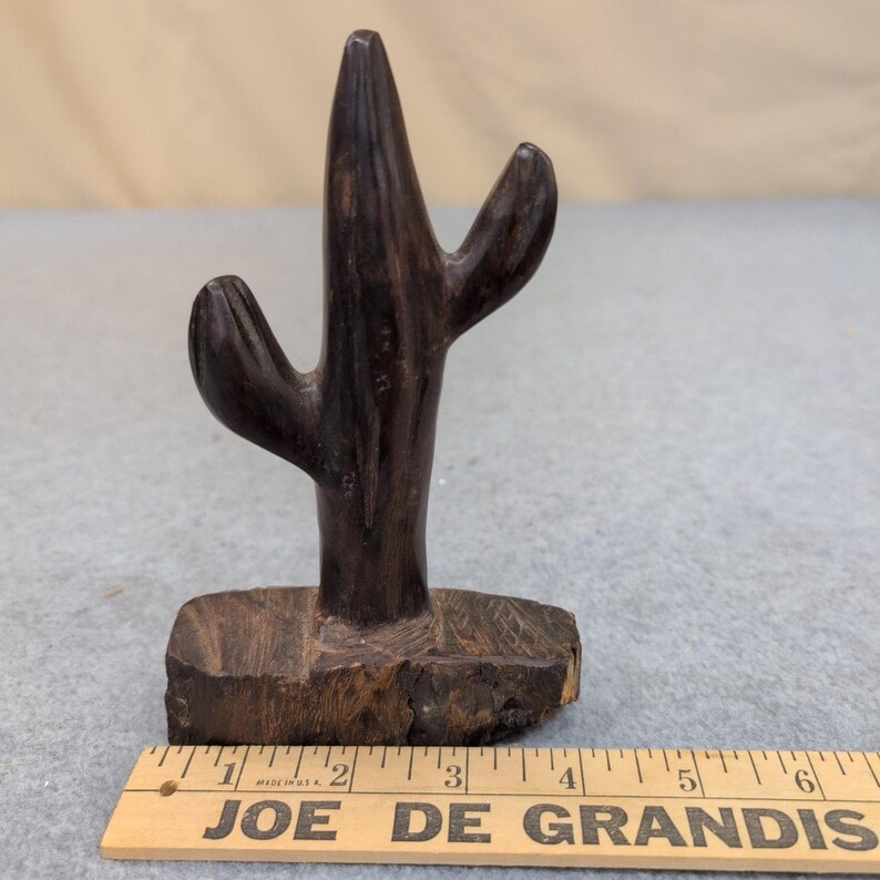 Statuetta vintage in legno di ferro intagliata a mano raffigurante un cactus saguaro, scultura di arte popolare del deserto. immagine 4