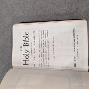 La Sacra Bibbia KJV della World Publishing Company, con lettere rosse e pronuncia automatica, in nero. immagine 6