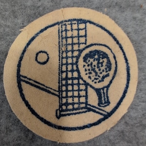Toppa da tennis vintage, stemma rotondo, rete blu "The Felt Crafters" del 1948-53 immagine 1
