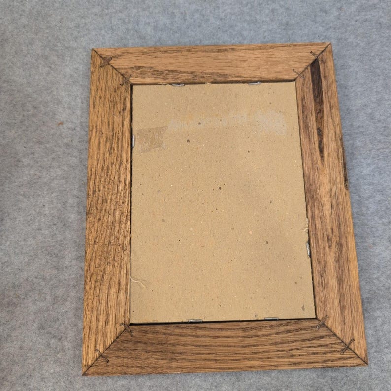 Cuadro decorativo de punto de cruz vintage con marco de madera "Sé amable conmigo, tengo más de cuarenta años". imagen 4