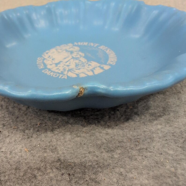 Vintage Mount Rushmore South Dakota Blue Scalloped Ceramic Souvenir Ashtray image 6