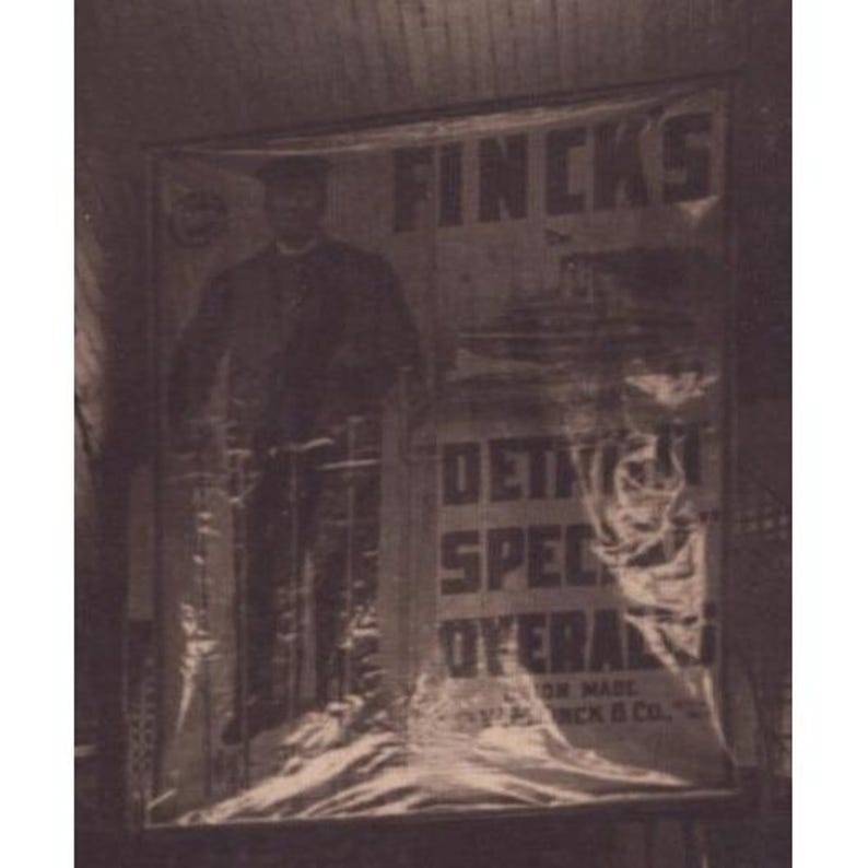Foto uit 1905 van het interieur van een winkel in Ladonia, Texas, met een advertentie voor Finck's overalls van Jackson McFarland Co. afbeelding 9