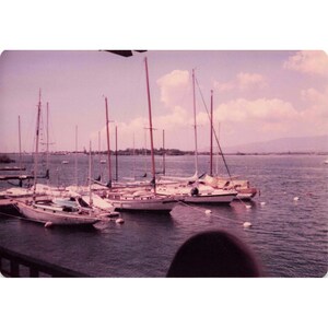 Lotto di 3 foto vintage degli anni '70 provenienti da un porto turistico delle Hawaii e da una tenuta dell'aeronautica militare statunitense. immagine 2