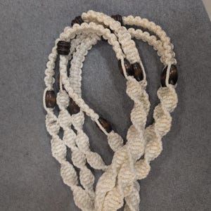 Macetero grande vintage de macramé con cuentas de madera trenzadas en blanco roto, estilo bohemio, 167 cm imagen 5