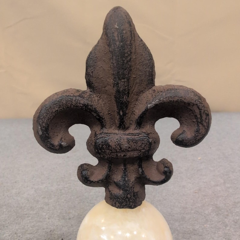 Juego de 2 remates decorativos de hierro fundido y piedra con diseño de flor de lis, color marrón crema. imagen 4