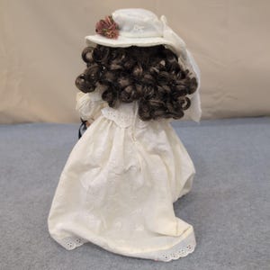 Muñeca de porcelana Emilee Yesterdays Child de Boyds Collection 4808, vestido color crema, 2000 imagen 6