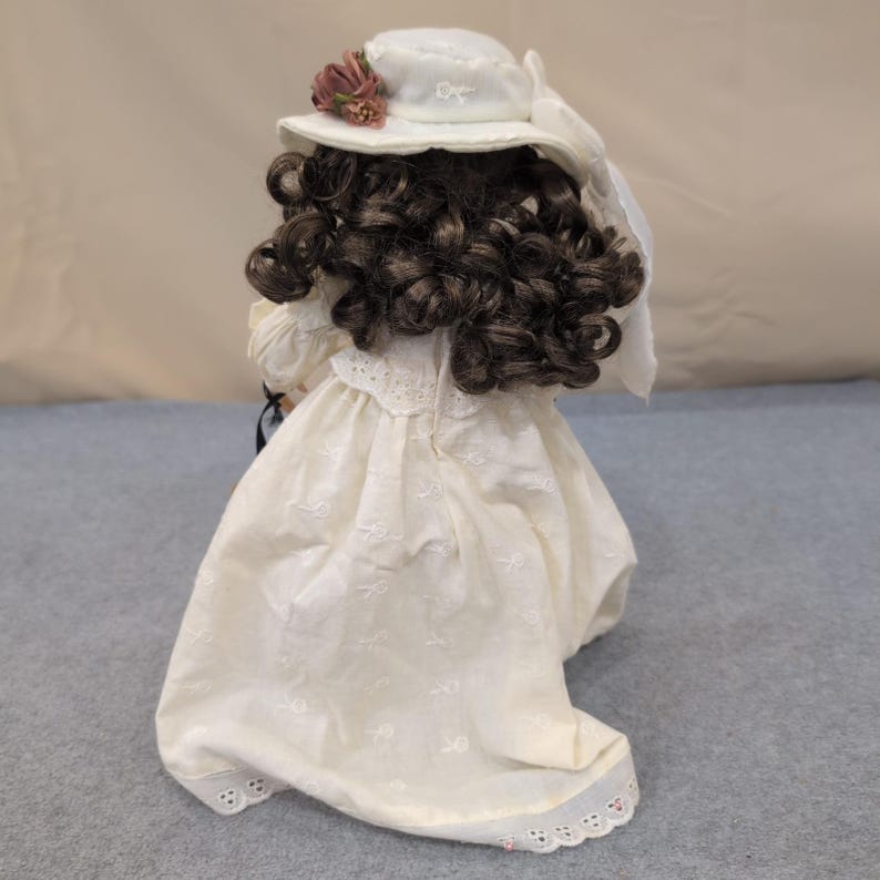 Muñeca de porcelana Emilee Yesterdays Child de Boyds Collection 4808, vestido color crema, 2000 imagen 6