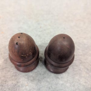 Vintage Californische eikelzout- en peperstel met eikel, Californische sequoia, donker hout, VS afbeelding 2