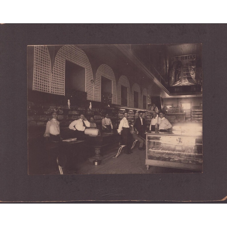 Foto uit 1905 van het interieur van een winkel in Ladonia, Texas, met een advertentie voor Finck's overalls van Jackson McFarland Co. afbeelding 1