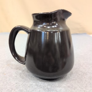 Jarra de cerámica franciscana con esmalte negro satinado, estilo moderno de mediados de siglo. imagen 1