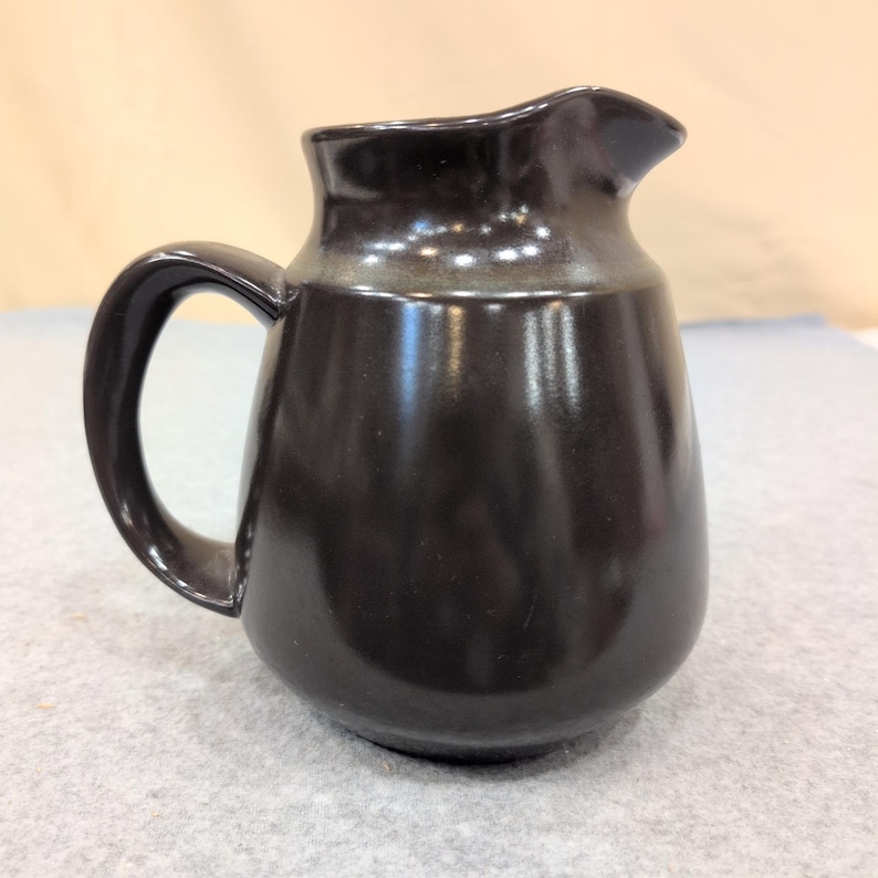 Jarra de cerámica franciscana con esmalte negro satinado, estilo moderno de mediados de siglo. imagen 1