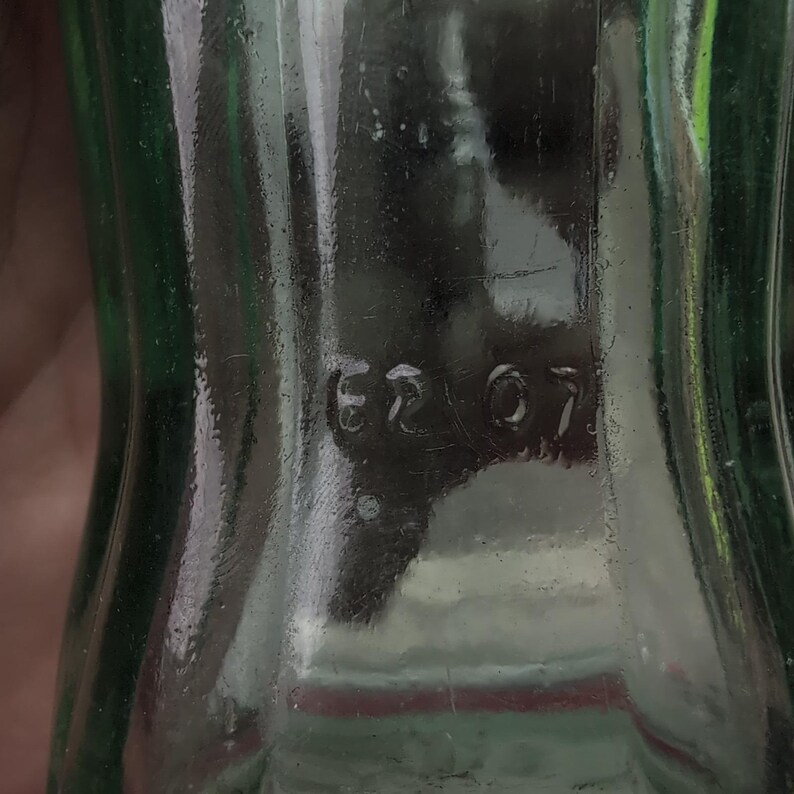 Garrafa de vidro verde vintage da Coca-Cola de Lafayette, Geórgia, 1962, modelo Hobbleskirt, 194 ml (6,5 oz). imagem 3
