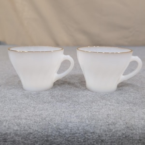 Juego de 2 tazas de té vintage de vidrio opalino Anchor Hocking Fire King con borde dorado y diseño en espiral. imagen 1