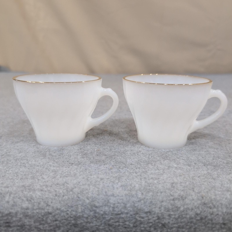 Juego de 2 tazas de té vintage de vidrio opalino Anchor Hocking Fire King con borde dorado y diseño en espiral. imagen 1