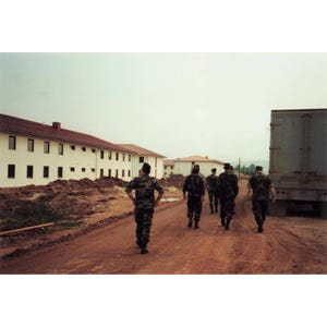Lotto di 4 foto vintage del 1999 raffiguranti la caserma in costruzione nella base NATO in Kosovo. immagine 4