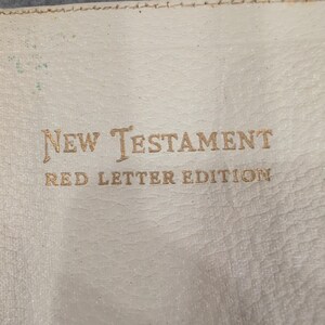World Publishing KJV New Testament Red Letter Edition Zippered White Cross Case image 2