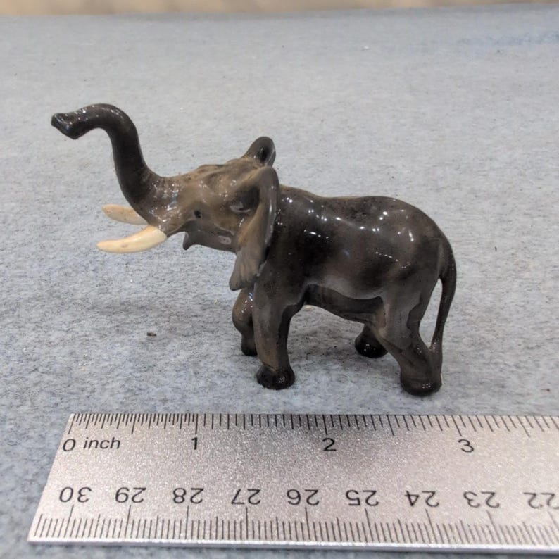 Keramisch beeldje olifant ivoor slagtanden verhoogde stam dierendecor afbeelding 3