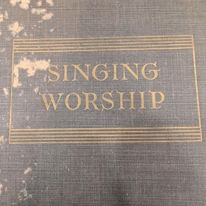 Sjungande tillbedjan med pojkar och flickor Edith Lovell Thomas 1935 Psalmbok Inbunden bild 1