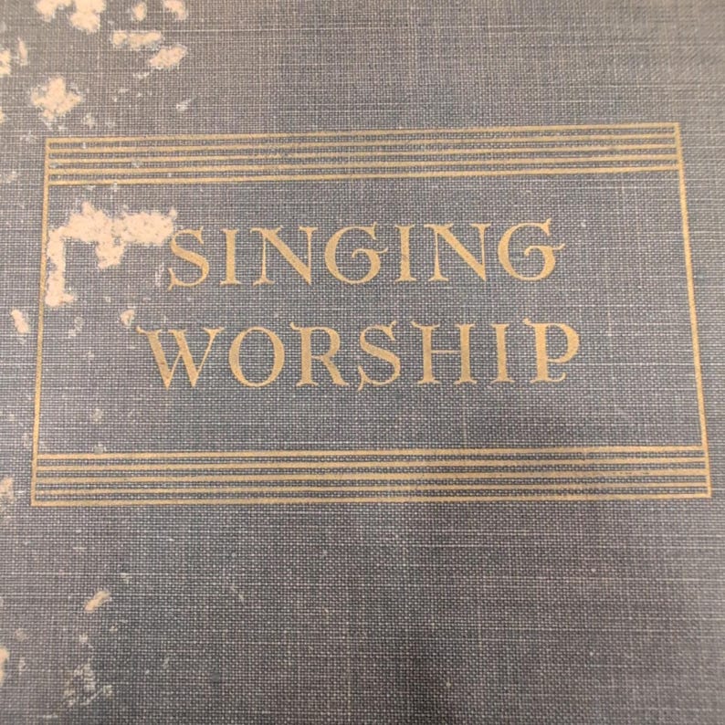 Sjungande tillbedjan med pojkar och flickor Edith Lovell Thomas 1935 Psalmbok Inbunden bild 1