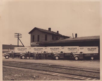 Pressefoto der Birmingham News von 1948: Falstaff-Bierlasterflotte, Dodge-Lieferwagen