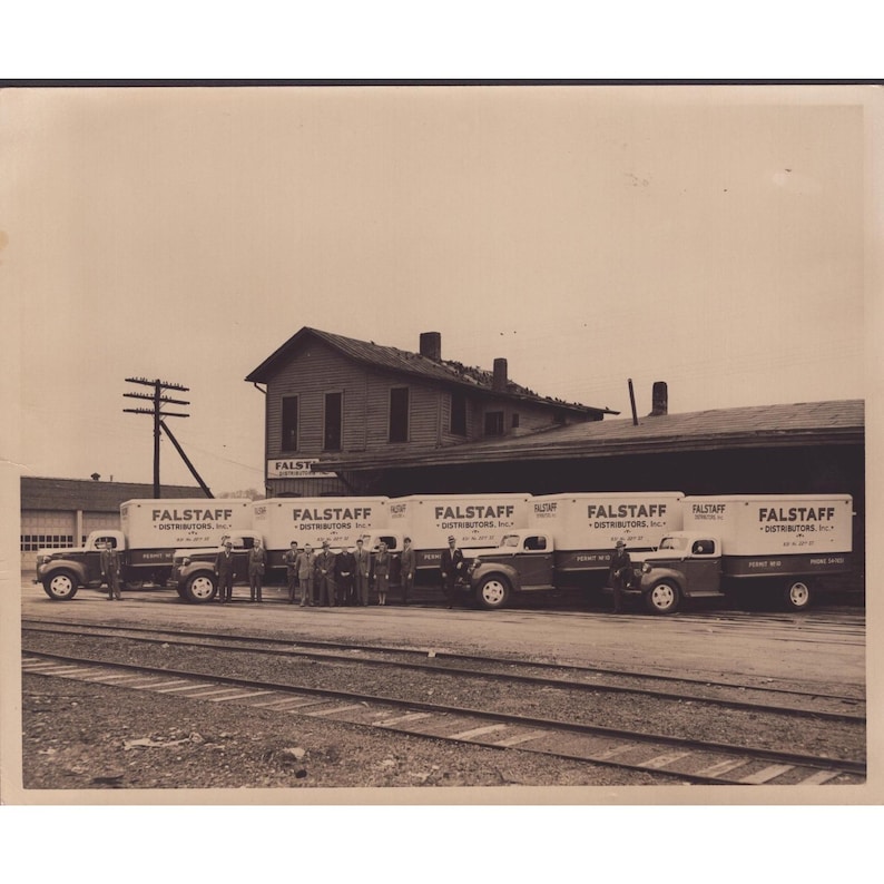 Fotografía de prensa del Birmingham News de 1948: Flota de camiones de cerveza Falstaff, camiones de reparto Dodge. imagen 1
