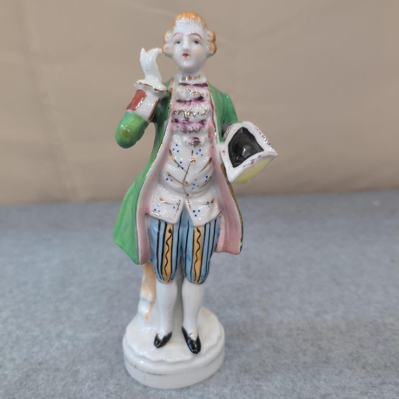 Figurine en porcelaine du Japon, fougère, homme colonial victorien au manteau vert rococo VTG 20 cm image 1