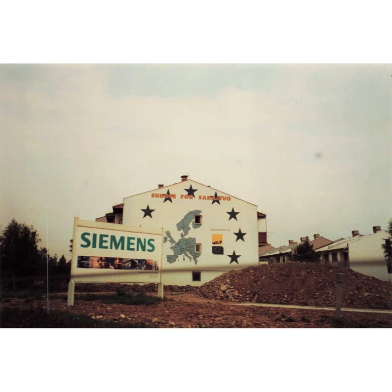 Foto del mural de Siemens en Sarajevo, Bosnia, Europa, de la década de 1990. imagen 1