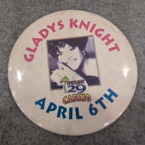 Gladys Knight Spotlight 29 Casino 6 april Collectible Pin Button Souvenir afbeelding 1