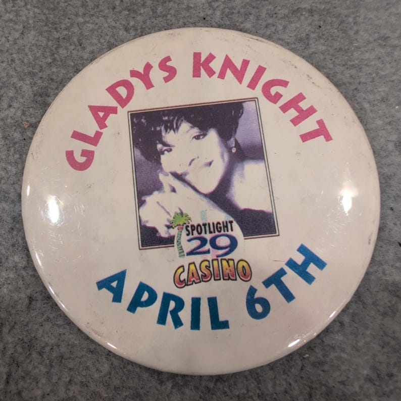 Gladys Knight Spotlight 29 Casino 6 april Collectible Pin Button Souvenir afbeelding 1
