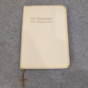 World Publishing KJV New Testament Red Letter Edition Zippered White Cross Case image 1