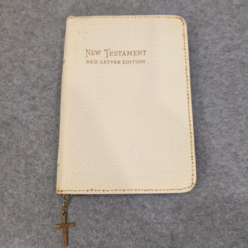 World Publishing KJV New Testament Red Letter Edition Zippered White Cross Case image 1