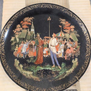 Prato de porcelana colecionável com os personagens Ruslan e Ludmilla, lendas russas, Palekh, URSS, 1988. imagem 1