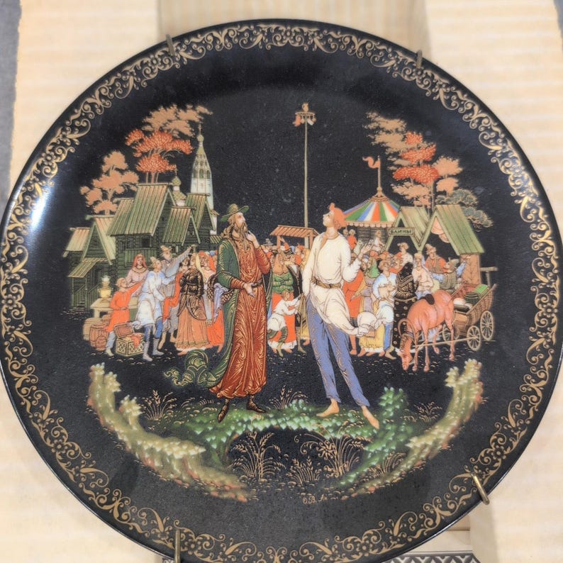 Prato de porcelana colecionável com os personagens Ruslan e Ludmilla, lendas russas, Palekh, URSS, 1988. imagem 1