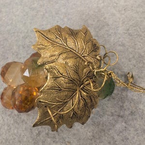 Vintage stijl gefacetteerd acryl druivenornament bladgoud ambergroen NA308 afbeelding 4