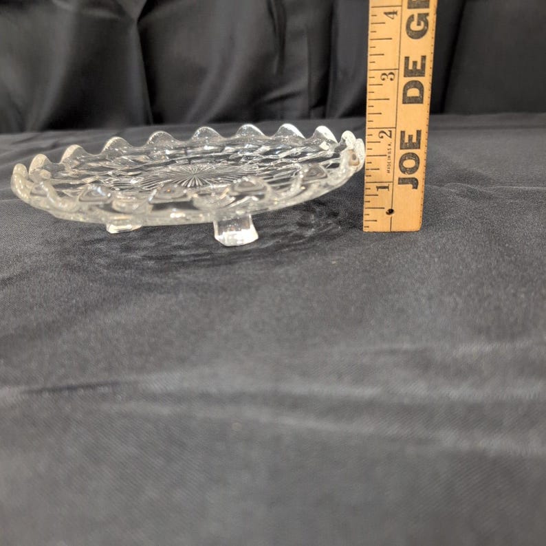 Vintage onderzetter van helder geperst glas met honingraatmotief, geschulpte rand en zonnestralenmotief in het midden. afbeelding 3