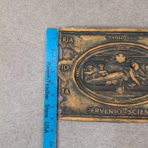 Marko Mfg Inc Pervenio Scientia Latin Classical Relief Gold Wall Plaque 1074 imagen 3