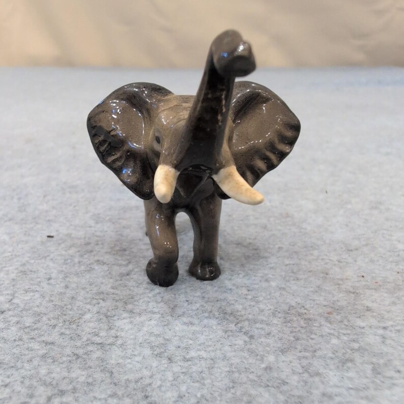 Keramisch beeldje olifant ivoor slagtanden verhoogde stam dierendecor afbeelding 2