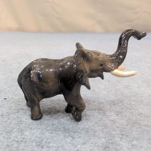 Keramisch beeldje olifant ivoor slagtanden verhoogde stam dierendecor afbeelding 1