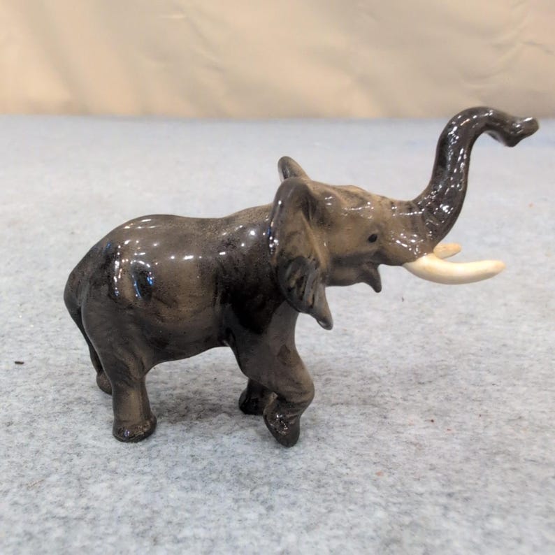 Keramisch beeldje olifant ivoor slagtanden verhoogde stam dierendecor afbeelding 1