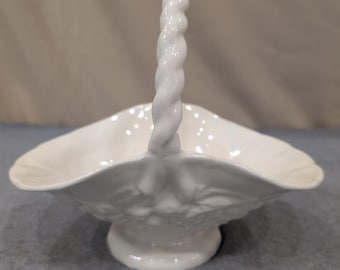 Cesta de frutas de vidrio blanco lechoso de Indiana Glass con asa retorcida y diseño de uvas de cosecha.
