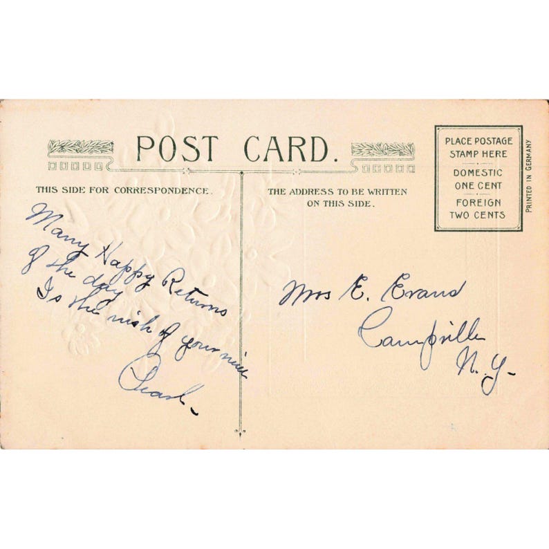 Tarjeta postal de cumpleaños vintage con relieve de flores azules y escena campestre, impresa en Alemania. imagen 2