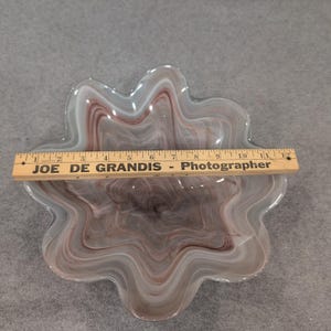 Centro de mesa de vidrio artístico soplado a mano con borde ondulado, diseño en espiral blanco y malva imagen 4