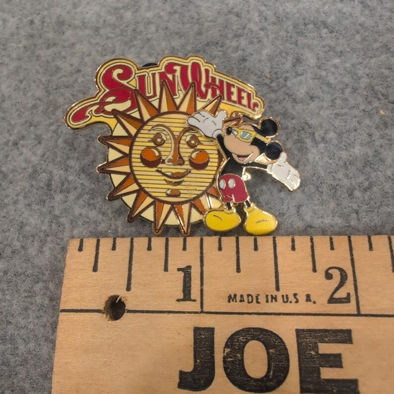 Disney Micky Maus Sonnenrad Kalifornien Abenteuer Emaille Pin Trading 2003 Gold Bild 2