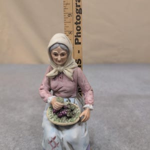 Homco 1433 Porcelain Figurine Old Woman with Grape Basket Matte Bisque Taiwan image 3